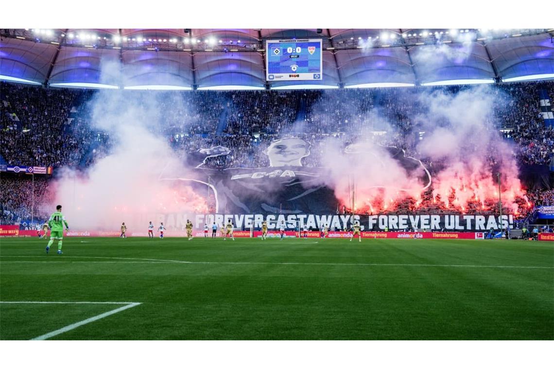 Die Fanszenen des VfB Stuttgart und des Hamburger SV beeindruckten mit einer eindrucksvollen Choreografie und gegenseitigem Respekt.