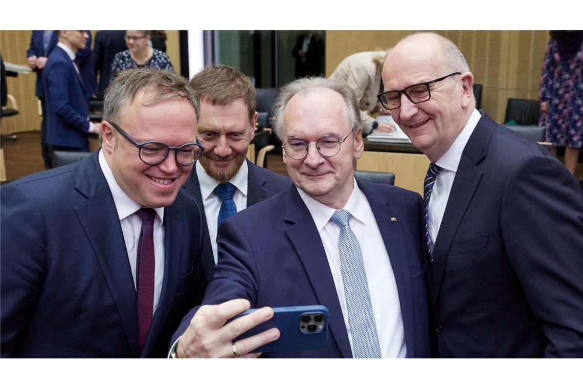 Bilder des Tages Die Fantastischen Vier - der dienstälteste die drei jüngst vereidigten Ministerpräsidenten fotografieren ein Selfie