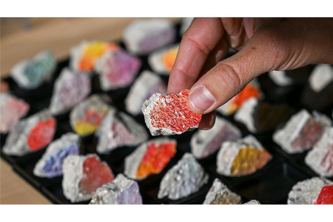 Die Mauer als Souvenir: Das Geschäft mit den Steinbrocken Die Farbe auf den Mauer-Steinen wird neu aufgetragen.