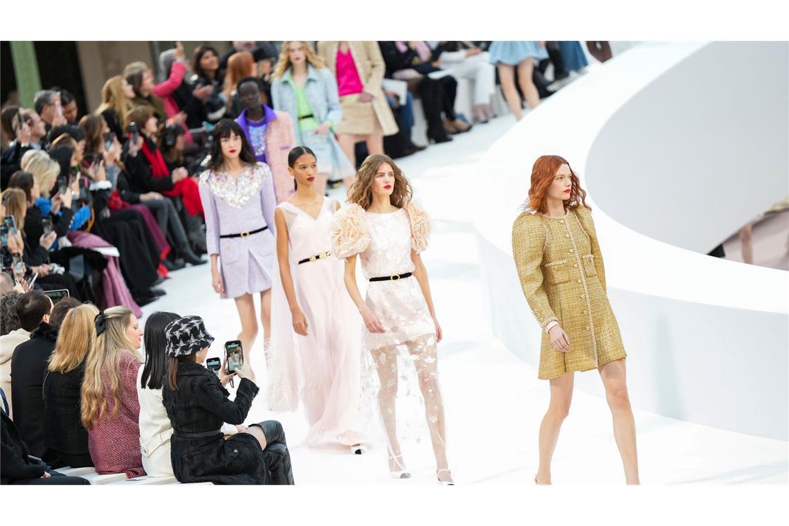Chanel feiert 110 Jahre Haute Couture Die Fashionshow fand im Pariser Grand Palais statt.