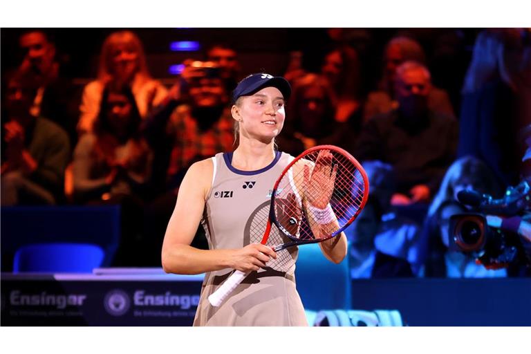 Die Favoritin Elena Rybakina gewinnt den Porsche Tennis Grand Prix. Im Endspiel bezwingt sie die Überraschungsfinalistin Karolina Muchova in zwei Sätzen.