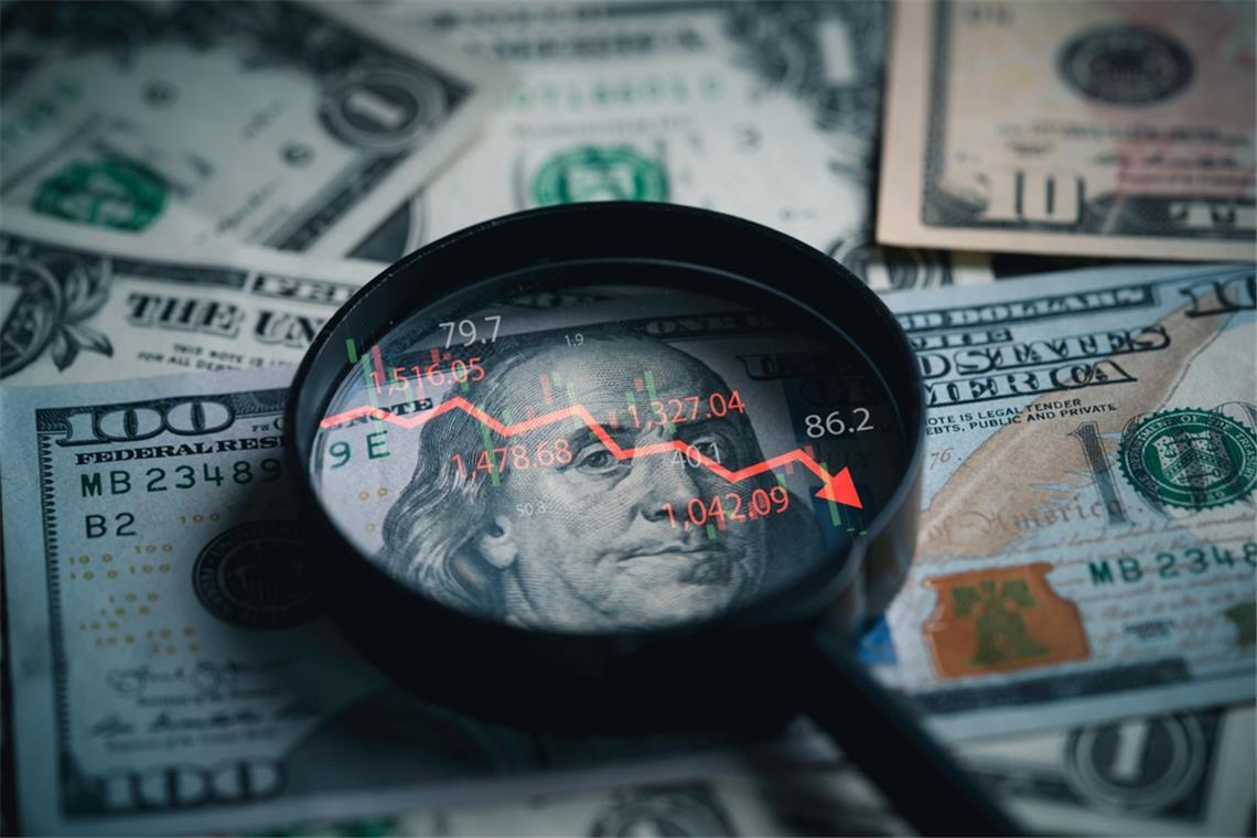 Die Fed hat gestern erstmals in diesem Jahr den Leitzins gesenkt. Erfahren Sie, warum die US-Notenbank diesen Schritt ging und welche Folgen er für Wirtschaft, Inflation sowie Dollar hat.