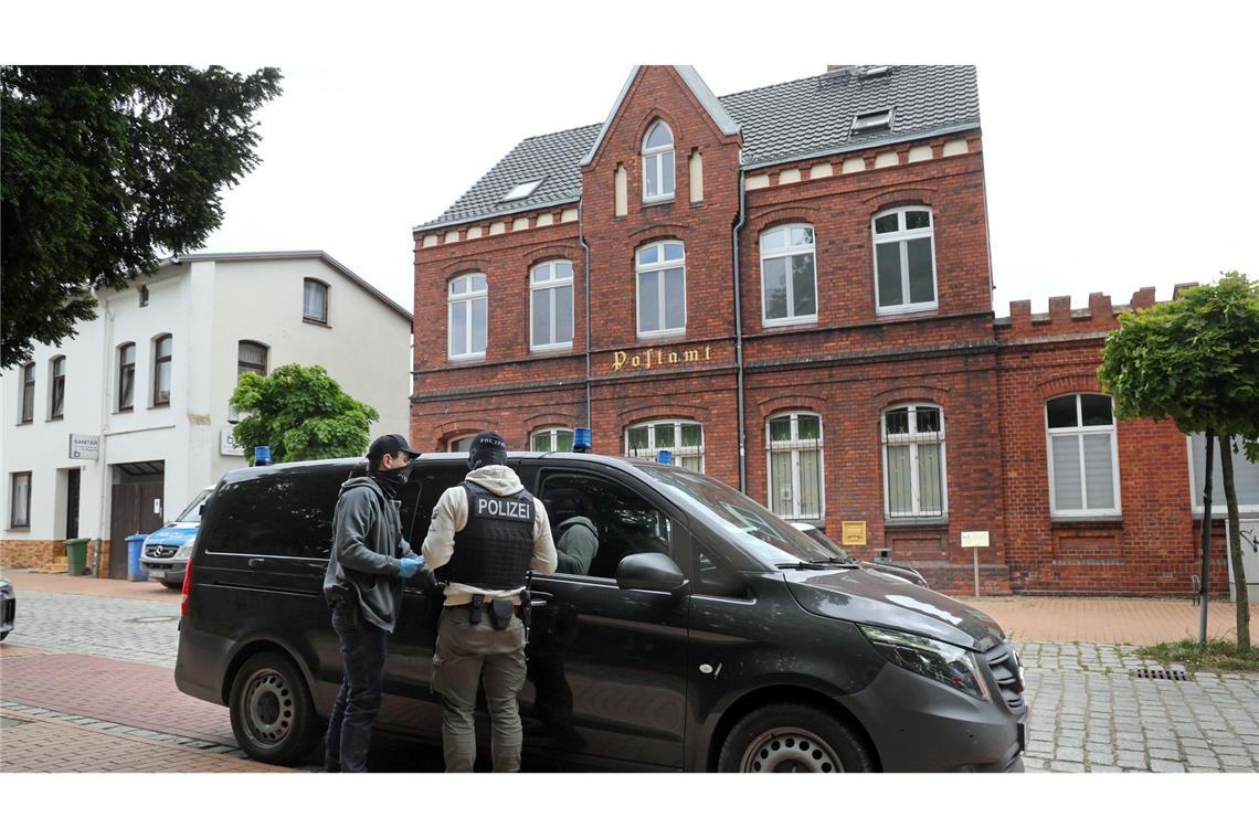 Wie gefährlich ist die "Letzte Verteidigungswelle"? Die Festgenommenen stehen im Verdacht, Mitglieder beziehungsweise Unterstützer einer rechtsextremistischen terroristischen Vereinigung zu sein. Der jüngste von ihnen ist 14 Jahre alt.