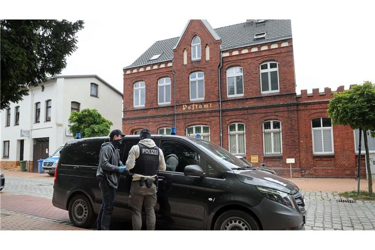 Die Festgenommenen stehen im Verdacht, Mitglieder beziehungsweise Unterstützer einer rechtsextremistischen terroristischen Vereinigung zu sein. Der jüngste von ihnen ist 14 Jahre alt.