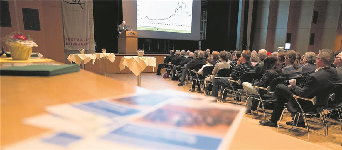 Die Festhalle ist so etwas wie die gute Stube der Stadt (hier spricht Bürgermeister Mößner beim Bürgerempfang), aber auch sie muss an manchen Stellen auf Vordermann gebracht werden.