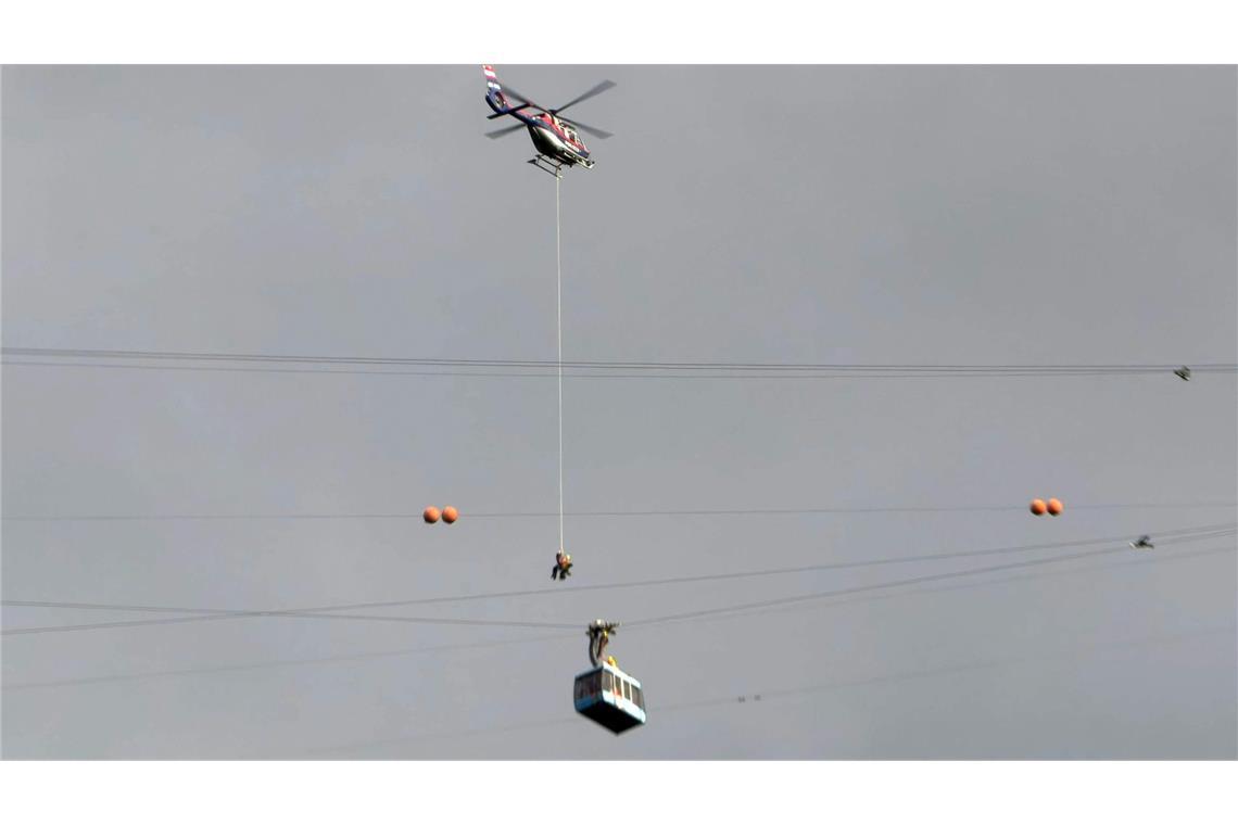 Die festsitzenden Personen mussten mit einem Helikopter gerettet werden.