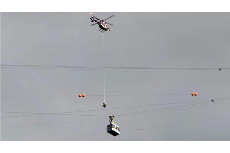 Die festsitzenden Personen mussten mit einem Helikopter gerettet werden.