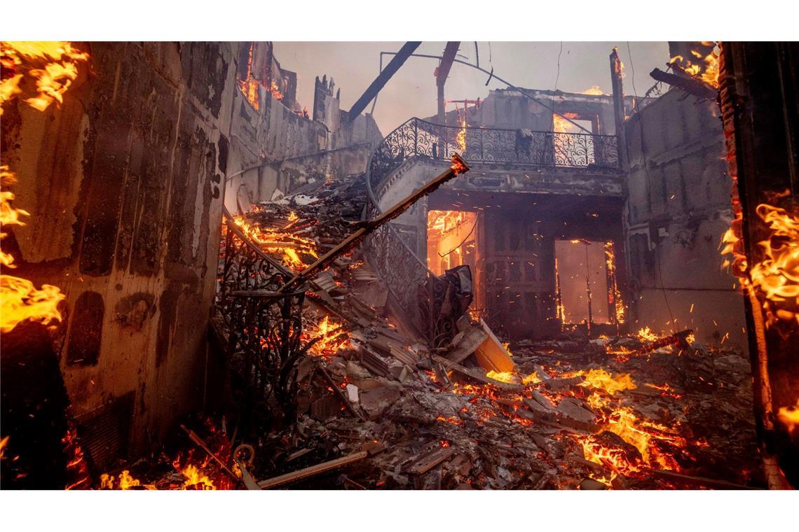 Warum brennt es in Los Angeles? Die Feuer im Stadtteil Pacific Palisades von Los Angeles haben ein Wohnhaus niedergebrannt.