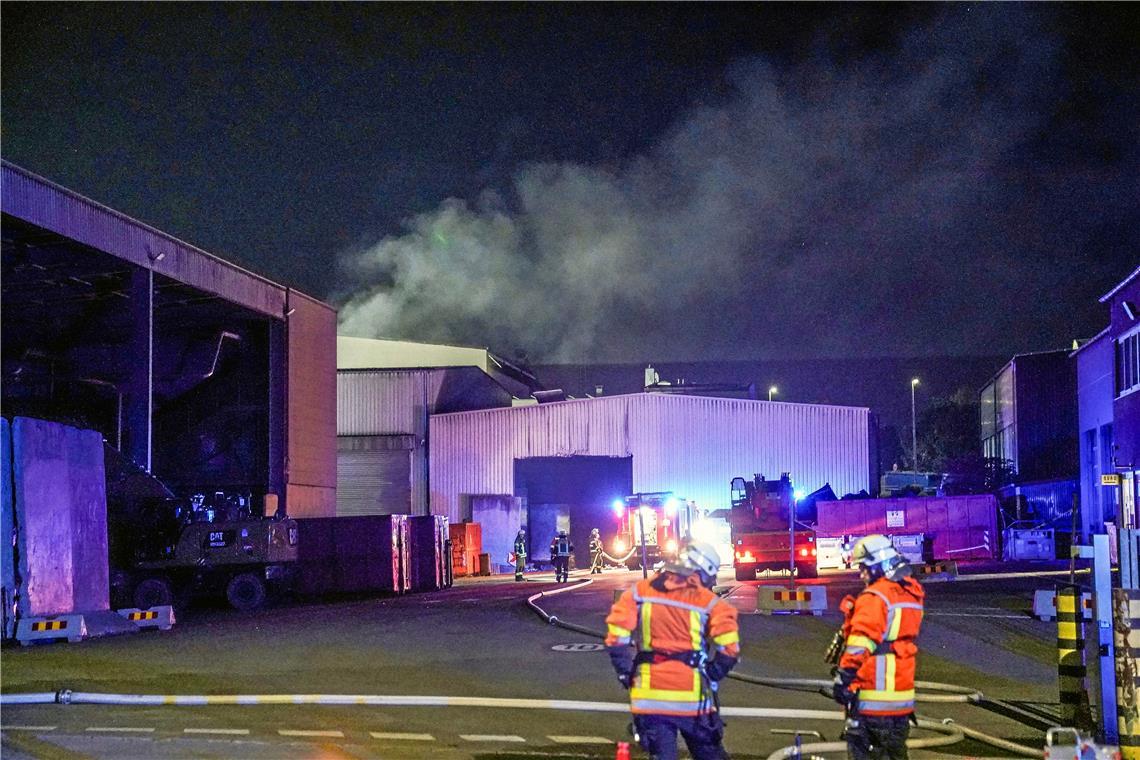 Brand bei Backnanger Firma „Veolia Umweltservice“ Die Feuerwehr Backnang war mit einem Großaufgebot vor Ort und löschte den Brand. Foto: SDMG / Kohls