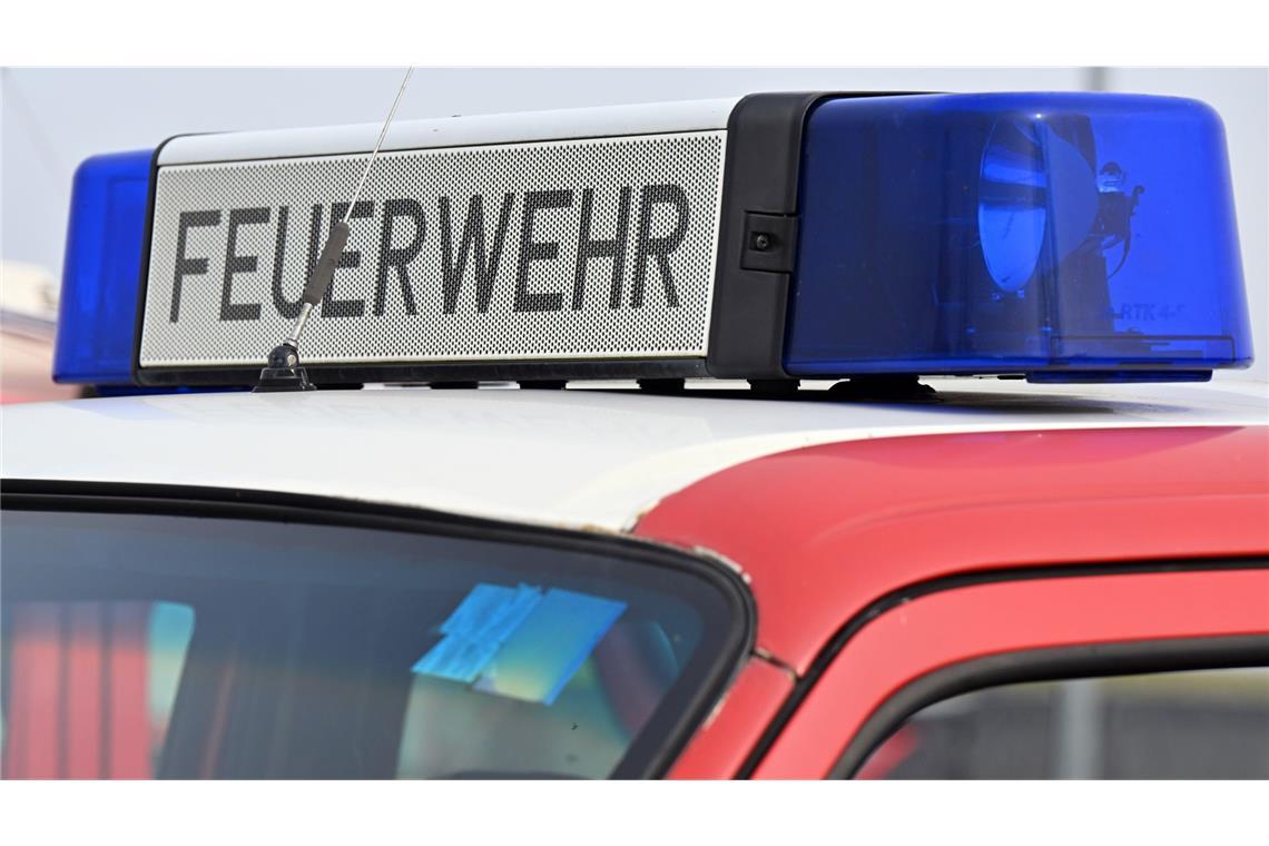 Mann bei Arbeitsunfall schwer verletzt Die Feuerwehr befreite das Bein des Mannes. (Symbolbild)