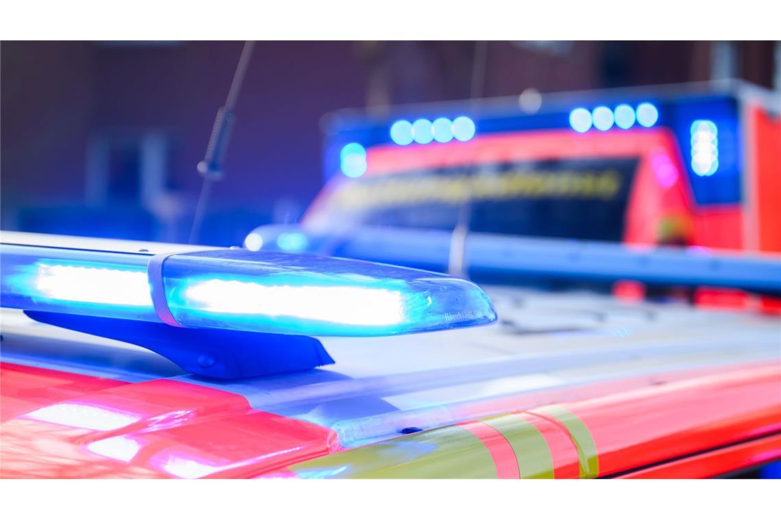 Die Feuerwehr befreite den Angaben zufolge den Mann, doch die Wiederbelebungsversuche blieben erfolglos. (Symbolbild)