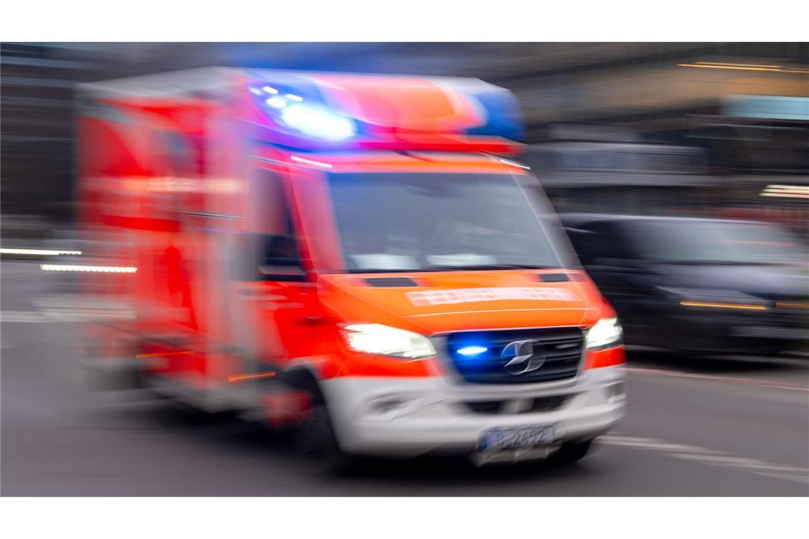 Die Feuerwehr habe den Brand gelöscht und die Leiche der Frau gefunden (Symbolbild).