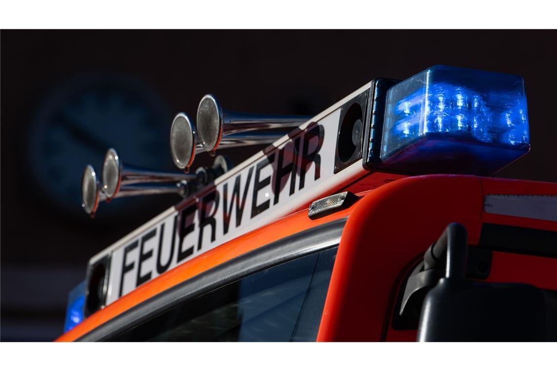 Rund 250.000 Euro Schaden nach Feuer in Lagerhalle Die Feuerwehr habe den Brand zügig unter Kontrolle gebracht. (Symbolbild)