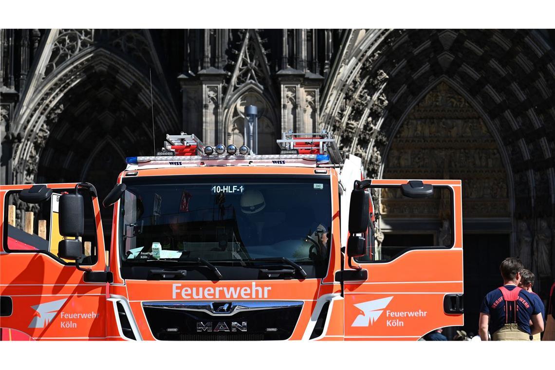 Die Feuerwehr im Einsatz am Kölner Dom.