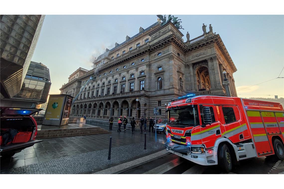Brand im Nationaltheater in Prag Die Feuerwehr im Einsatz am Nationaltheater in Prag (Národní divadlo).