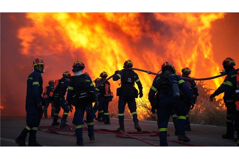 Die Feuerwehr ist auf der griechischen Insel Chios im Einsatz.