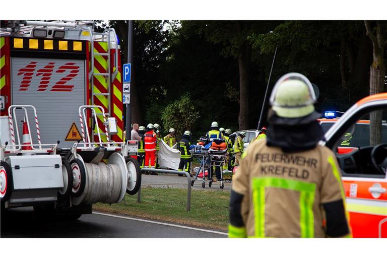 Die Feuerwehr ist mit einem Großaufgebot an Rettungskräften im Einsatz.