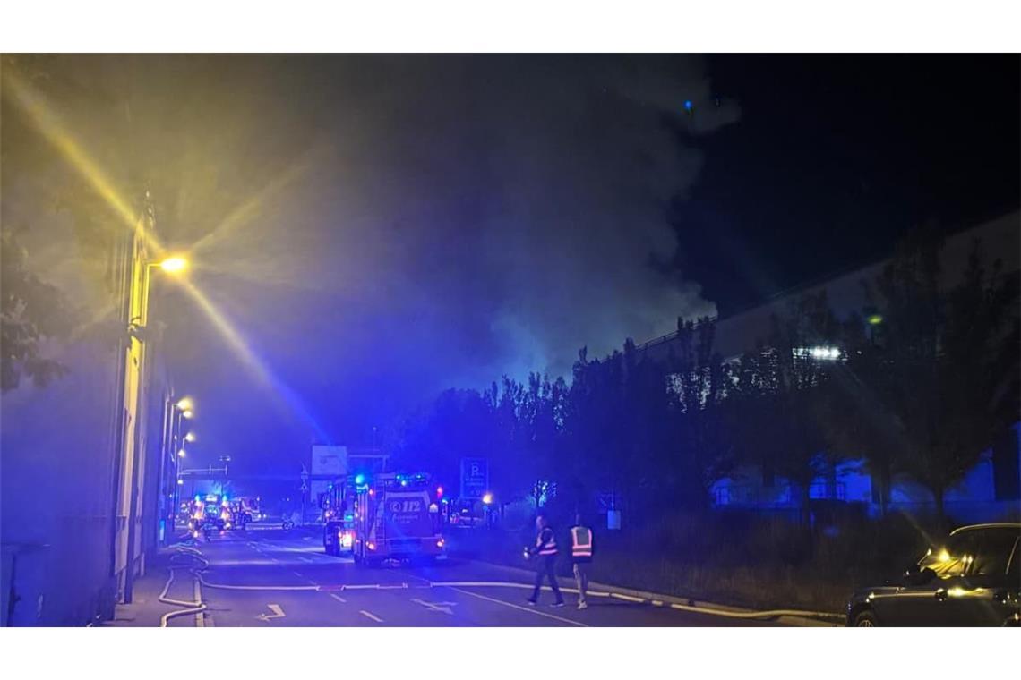 Die Feuerwehr ist mit einem Großaufgebot vor Ort.
