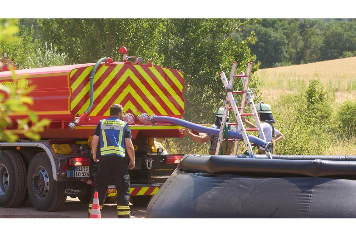 Die Feuerwehr ist mit einem großen Aufgebot bei dem Waldbrand in Rheinland-Pfalz im Einsatz.