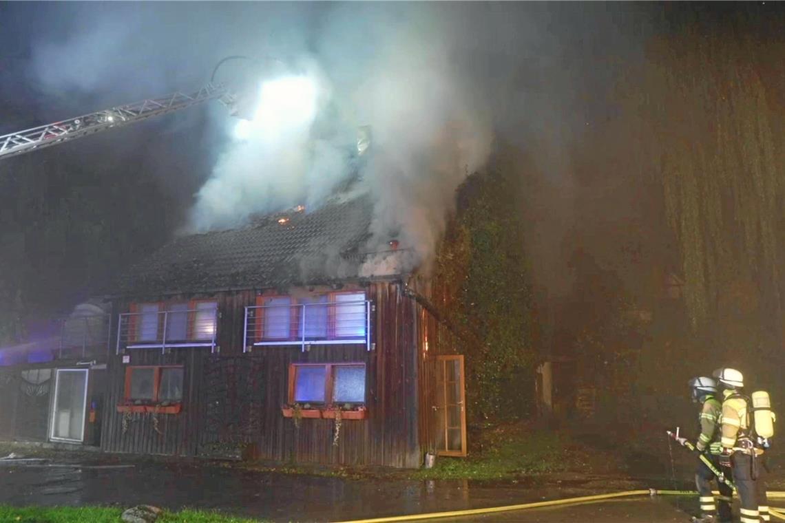 Seminarhaus in Murrhardt-Kieselhof in Brand Die Feuerwehr ist vor Ort, um den Brand zu löschen. Foto: 7aktuell/Alexander Hald