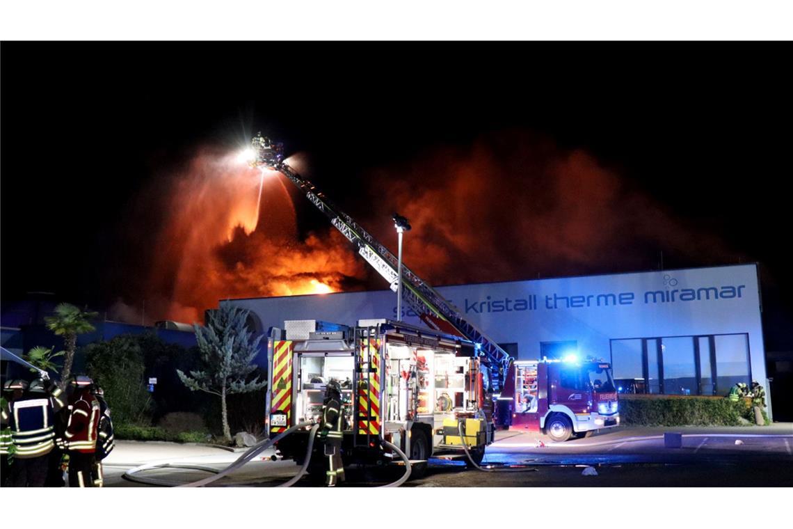 Brand in Erlebnisbad - Betreiber vermutet technischen Defekt Die Feuerwehr ist weiter im Einsatz.