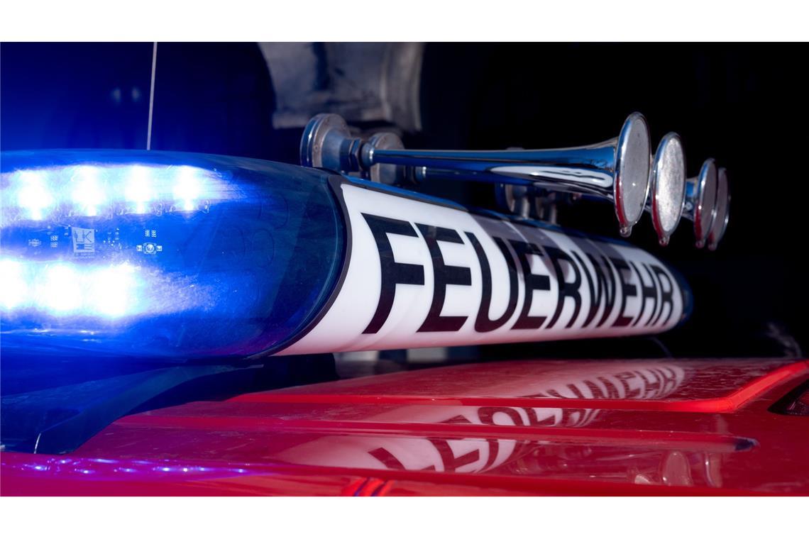 Autowerkstatt steht in Flammen – Großeinsatz der Feuerwehr Die Feuerwehr ist zu einem Brand in einer Autowerkstatt in Waghäusel im Kreis Karlsruhe ausgerückt. (Symbolbild)