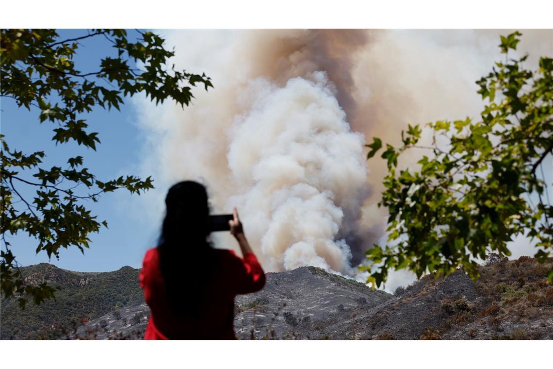 Die Feuerwehr kämpft gegen mehrere Brände im Süden Kaliforniens.