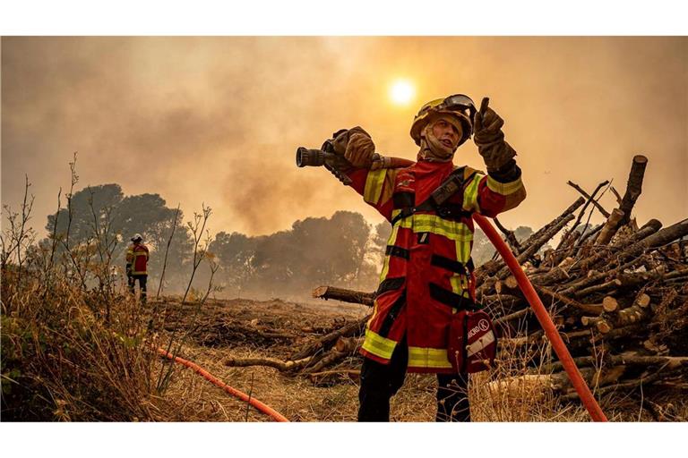 Die Feuerwehr kämpft in Südfrankreich weiter gegen die Flammen.