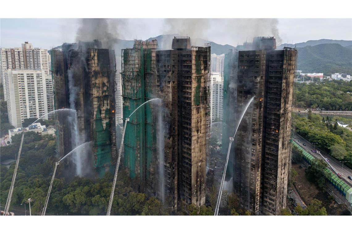 Die Feuerwehr kämpfte den gesamten Tag über weiter gegen die Flammen.