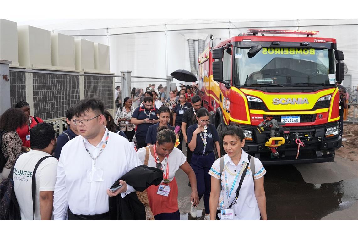 Die Feuerwehr kommt zu dem Einsatzort.