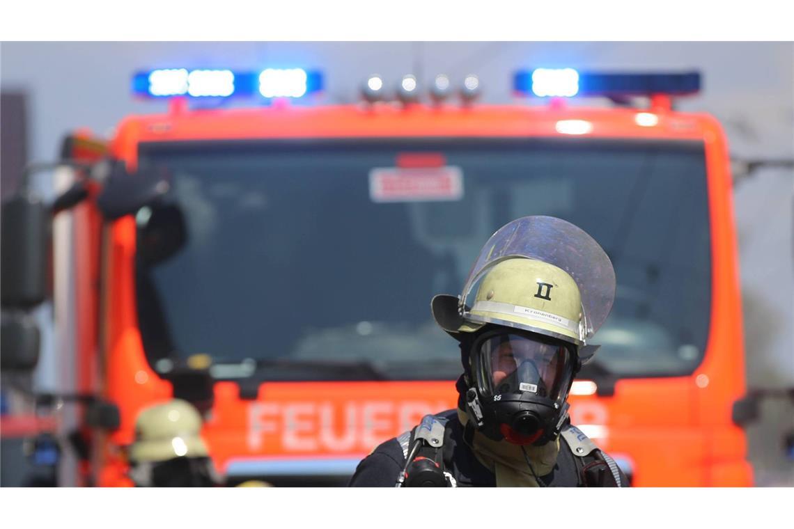 Die Feuerwehr konnte das Feuer löschen. Eine Frau musste in eine Klinik gebracht, eine Katze konnte nur tot geborgen werden. (Symbolfoto)