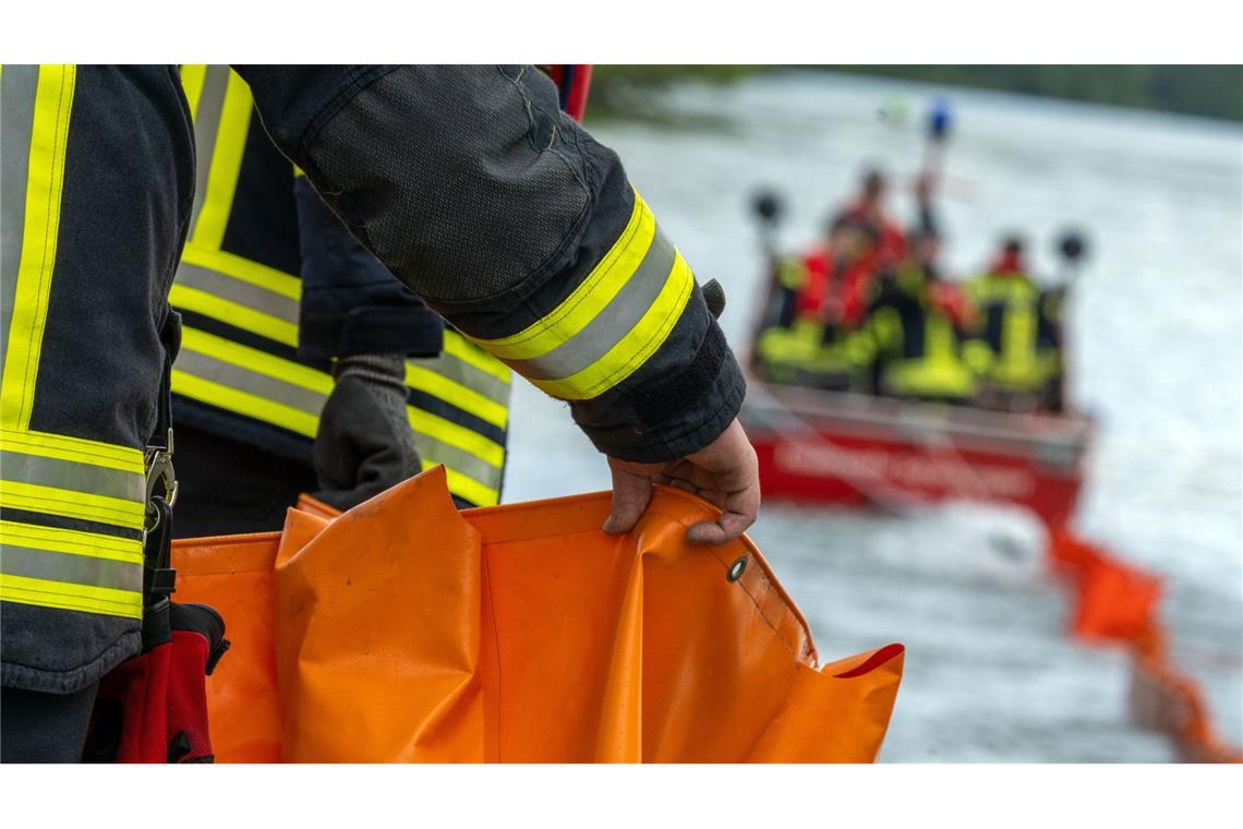Güterschiff verliert Öl auf Neckar Die Feuerwehr legte Ölsperren und nahm das Öl aus dem Fluss auf. (Symbolbild)