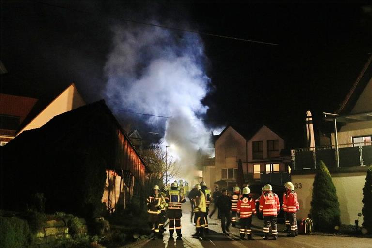 Die Feuerwehr löscht den Brand am Dienstagmorgen in Däfern. Foto: Kevin Lermer/7aktuell.de