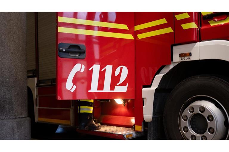 Die Feuerwehr löscht den Brand (Symbolbild).
