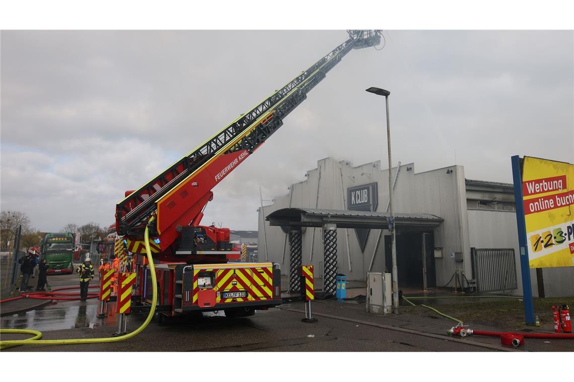 Die Feuerwehr löscht einen Brand in einem Club. Hunderte Feiernde retten sich ins Freie.