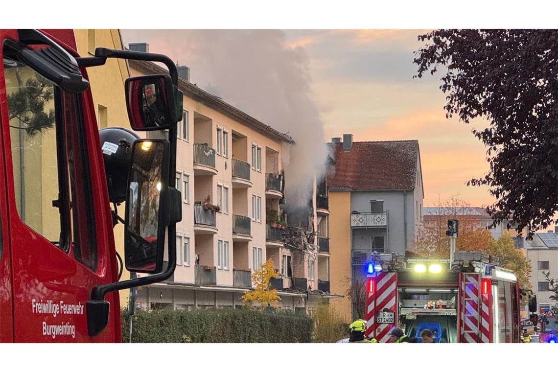 Mehrfamilienhaus steht nach Explosion in Brand – Verletzte und zwei Vermisste