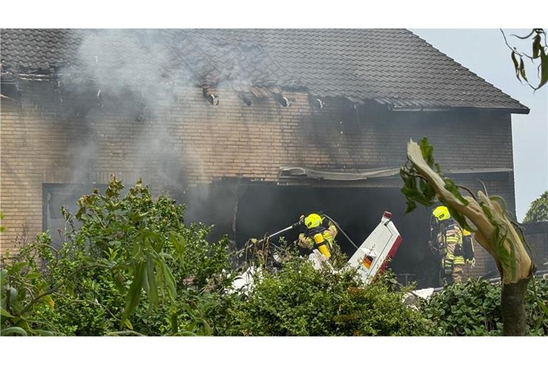Die Feuerwehr löscht in einem Großeinsatz mit etwa 50 Kräften.