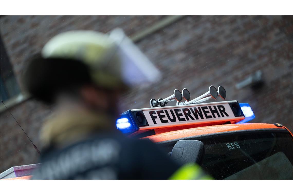 Dachstuhl brennt - Mutter und Sohn retten sich Die Feuerwehr löschte den Brand. (Symbolbild)