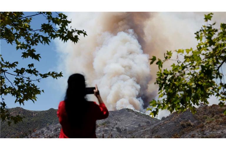 Die Feuerwehr macht Fortschritte bei der Brandbekämpfung.