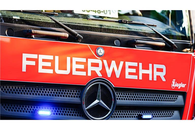 Die Feuerwehr musste Bewohner mit einer Drehleiter aus dem Dachgeschoss retten (Symbolfoto).