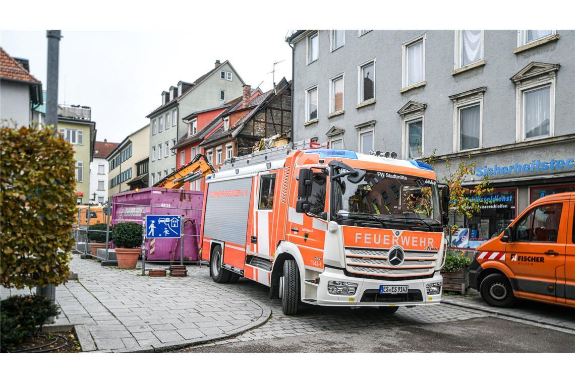 Tödlicher Mietstreit: Mann schoss mit selbstgebauter Waffe Die Feuerwehr musste noch einmal ausrücken. (Foto-aktuell)
