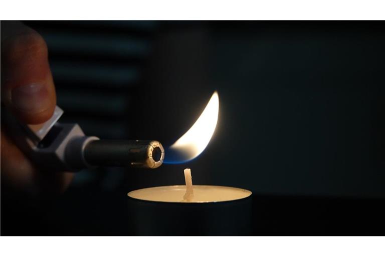 Die Feuerwehr rät in diesem Zusammenhang auch zu Vorsicht beim  Umgang mit Kerzen. (Symbolfoto)