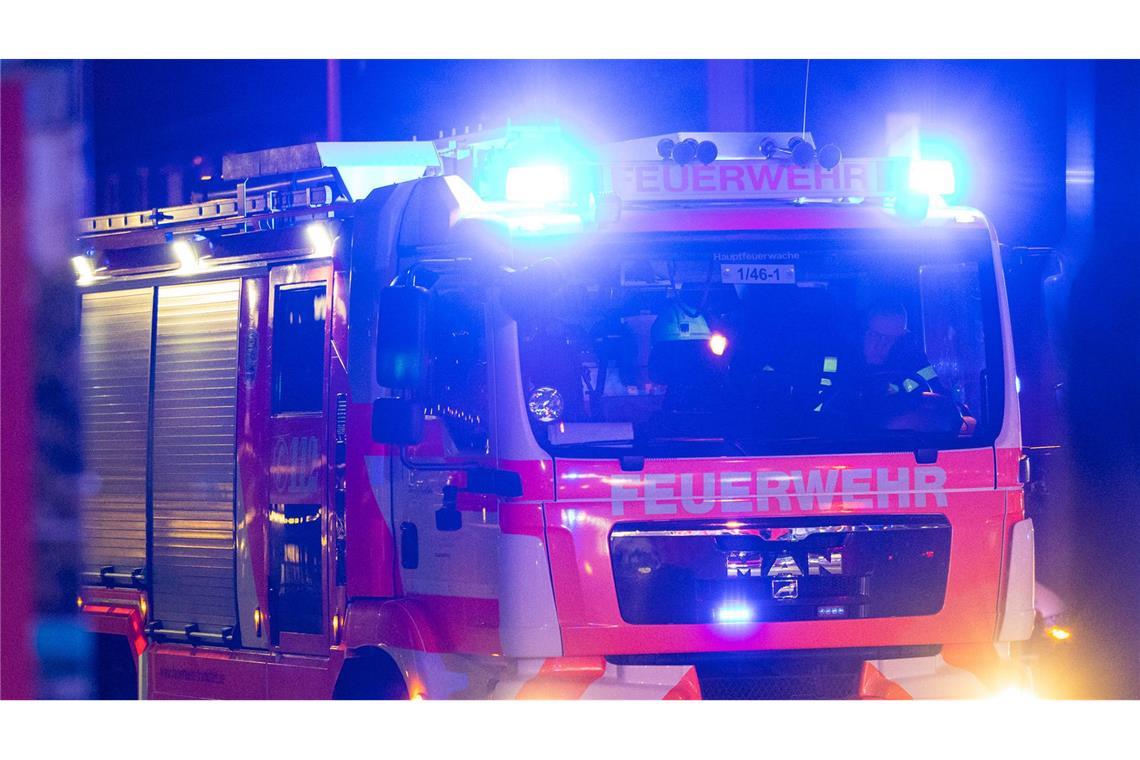 Die Feuerwehr rückt zu einem Feuer im Kreis Konstanz aus – ein Mann kommt bei dem Brand ums Leben (Archivbild).