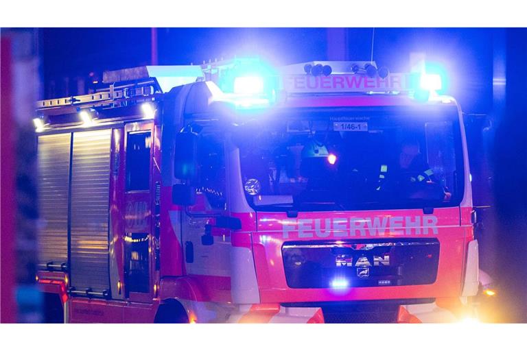 Die Feuerwehr rückt zu einem Feuer im Kreis Konstanz aus – ein Mann kommt bei dem Brand ums Leben (Archivbild).