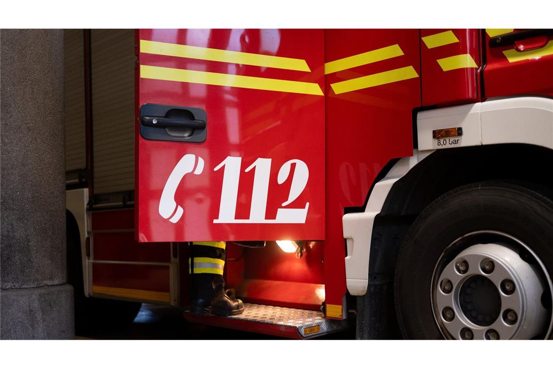 Schwerverletzter bei Brand in Autowerkstatt Die Feuerwehr rückte an. (Symbolbild)