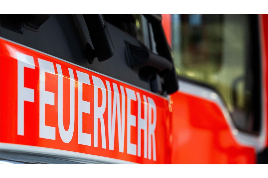 Stromkasten explodiert – Feuerwehr rückt aus Die Feuerwehr rückte aus. (Symbolbild)