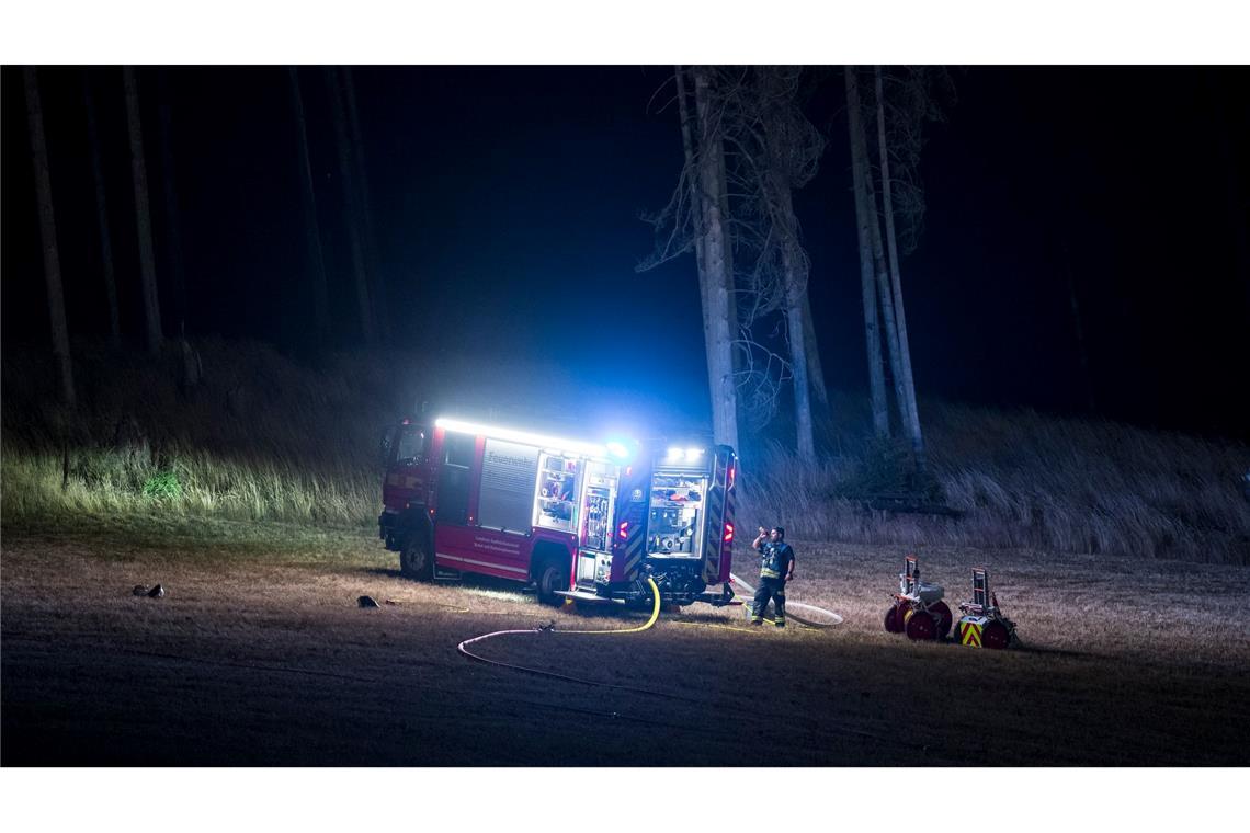 Bilder des Tages Die Feuerwehr überwacht am Waldrand Glutnester nach einem Waldbrand in einem Waldstück der Saalfelder Höhe.