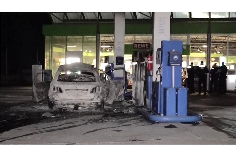Die Feuerwehr verhinderte, dass das Feuer auf die Zapfsäulen überschlug.