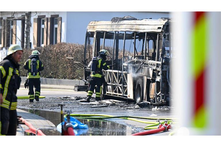 Die Feuerwehr verhinderte, dass die Flammen auf ein Gebäude übergreifen.
