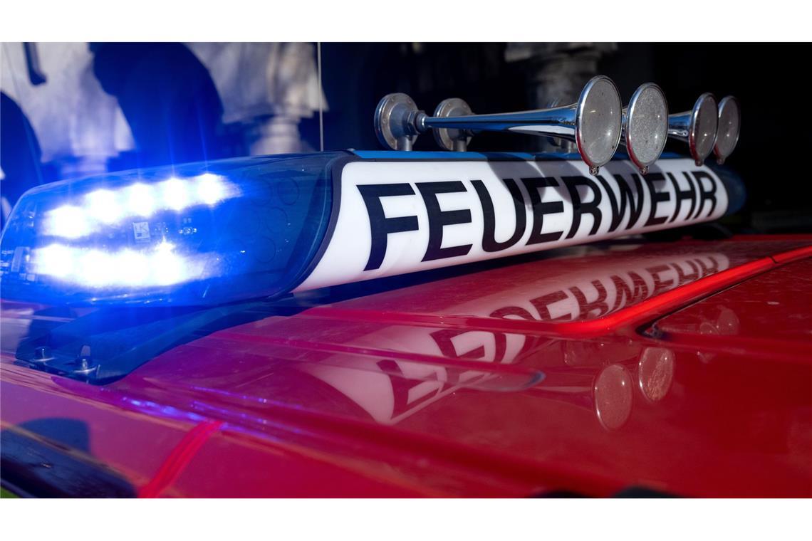 Die Feuerwehr verhinderte, dass die Flammen auf zwei weitere Fahrzeuge und das Zugfahrzeug übergriffen (Symbolbild).